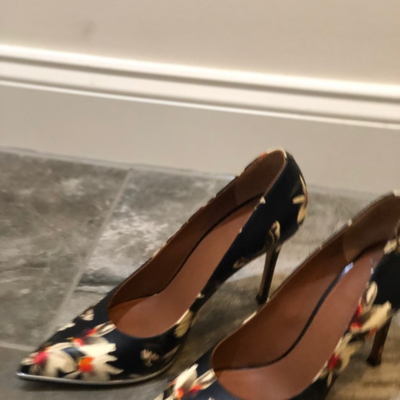 Givency Magnolia Print Leather Pump - Picture 2 of 8